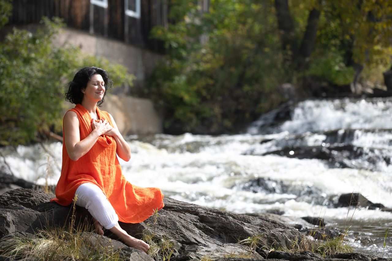 Christine Dion en méditation au bord de la rivière