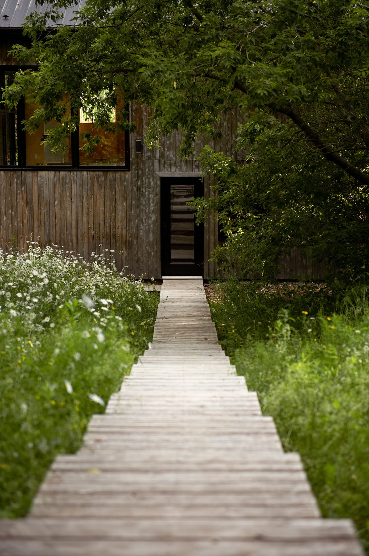 Salon avec vue sur la rivière
