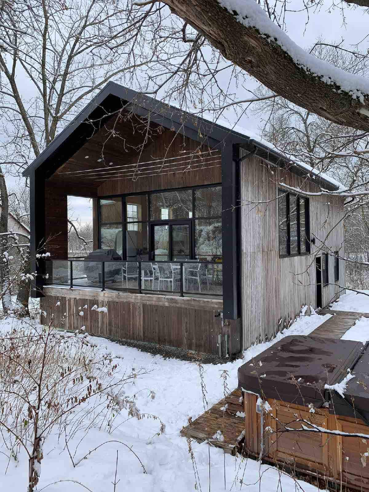 Spa extérieur avec vue sur la rivière