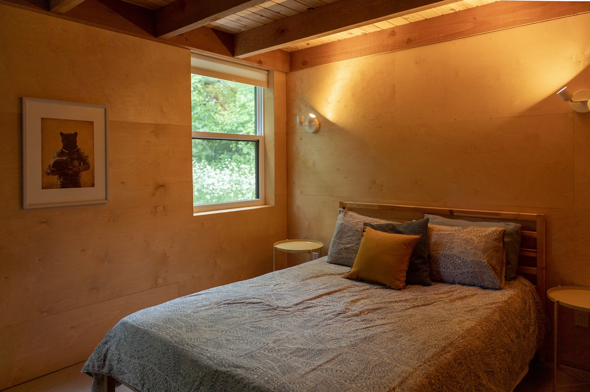 Chambre principale avec lit queen